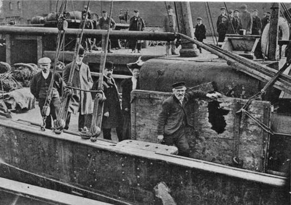 Английские рыбаки показывают результаты обстрела их судов русской эскадрой