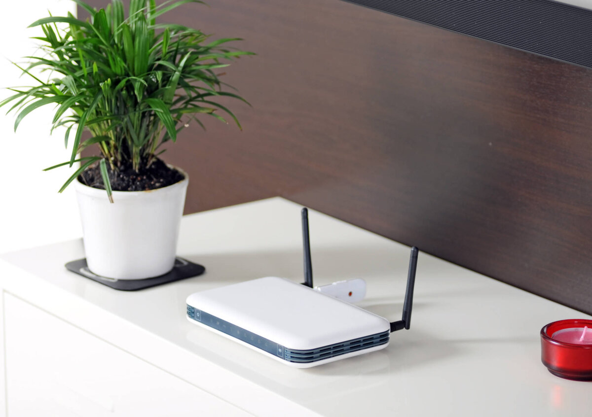 Выбираем домашний роутер. Wi-Fi роутер Xiaomi mi Wi-Fi Router 4a. WIFI роутер в доме. Роутер в интерьере. Роутер на столе