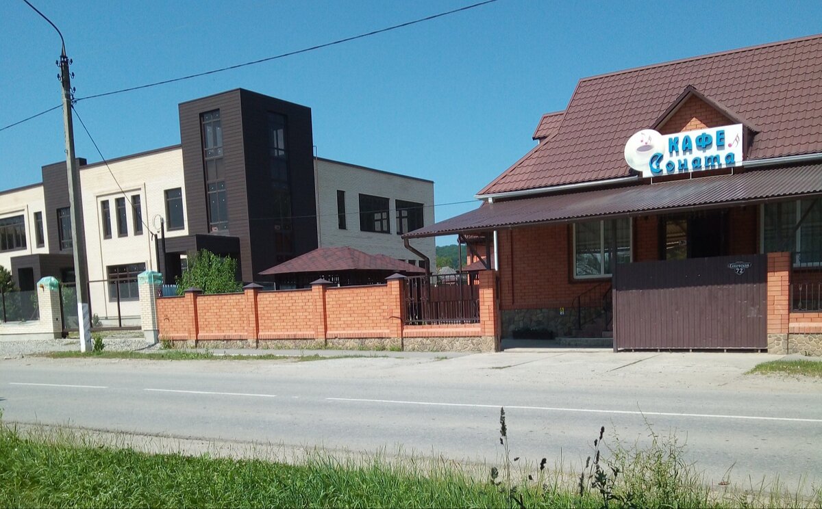 Не так давно открылось частное кафе. (справа), а слева готовят запустить модернизированную швейную фабрику.