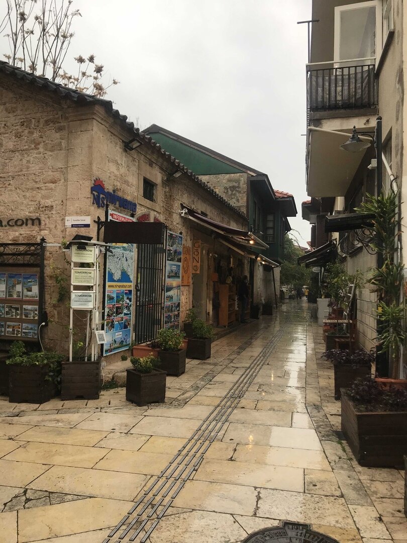 Совершенно безлюдные улицы Старого города (авторское фото)