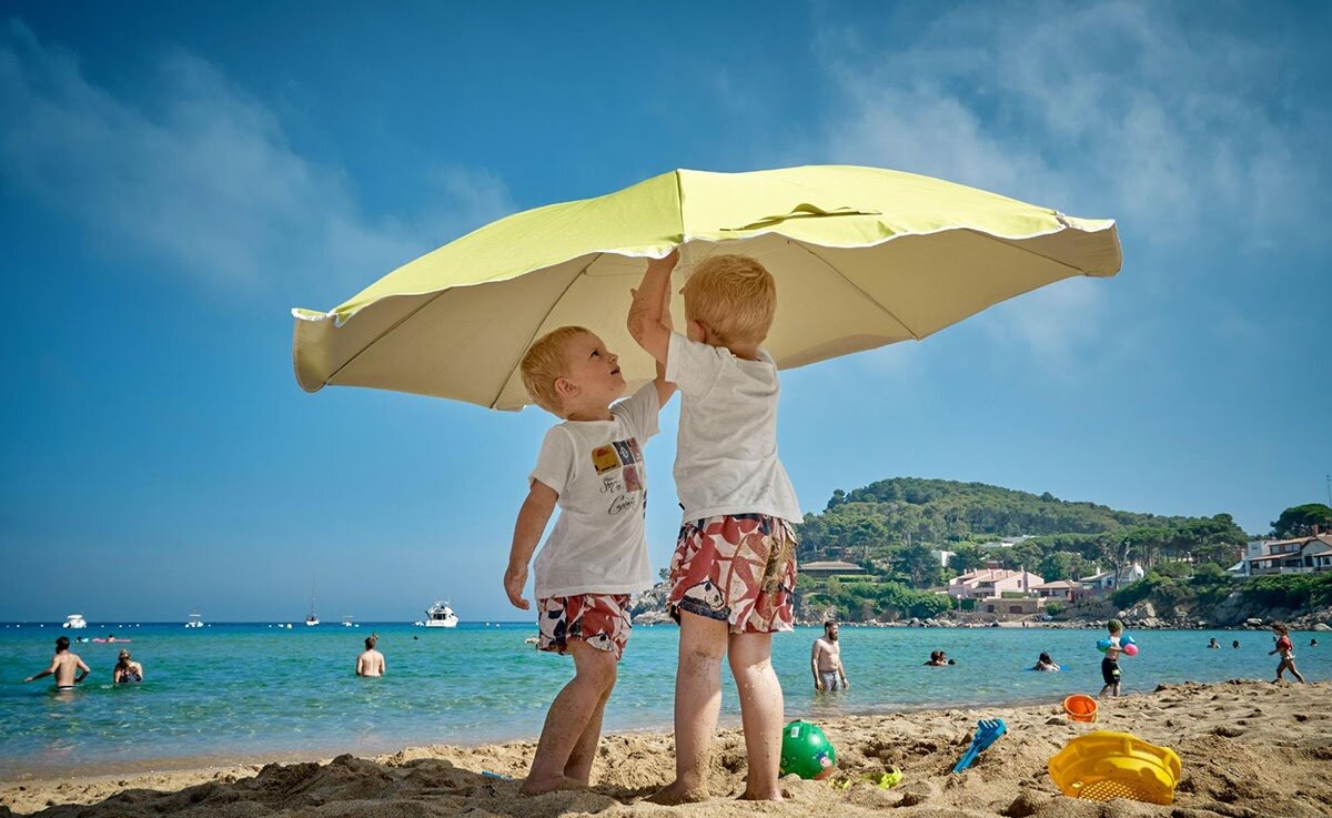  Считается, что детям лучше на мелком песке: удобнее ходить, можно строить замки. 