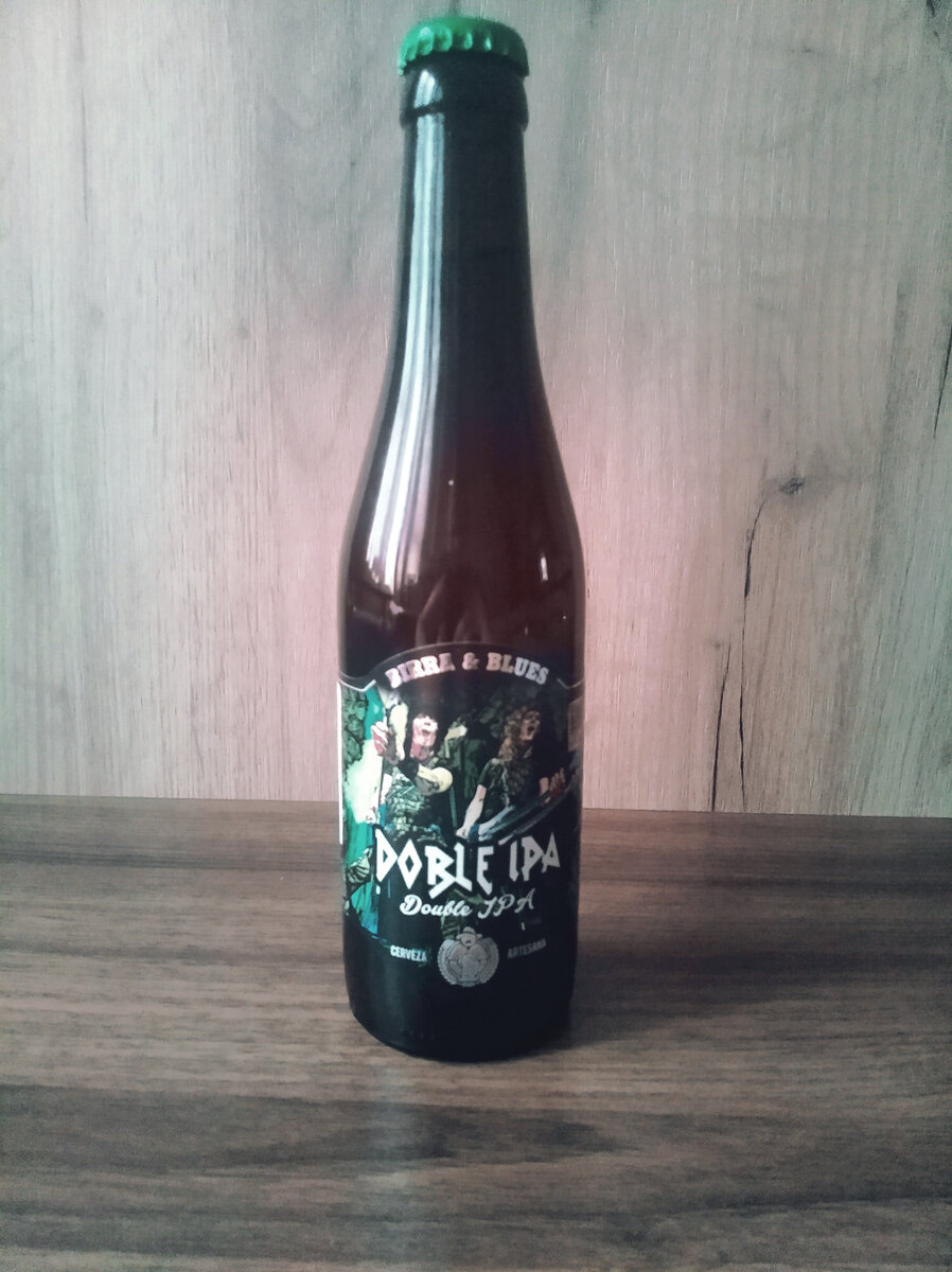 Этикетка кислотных цветов с  орущими молодёжными музыкантами