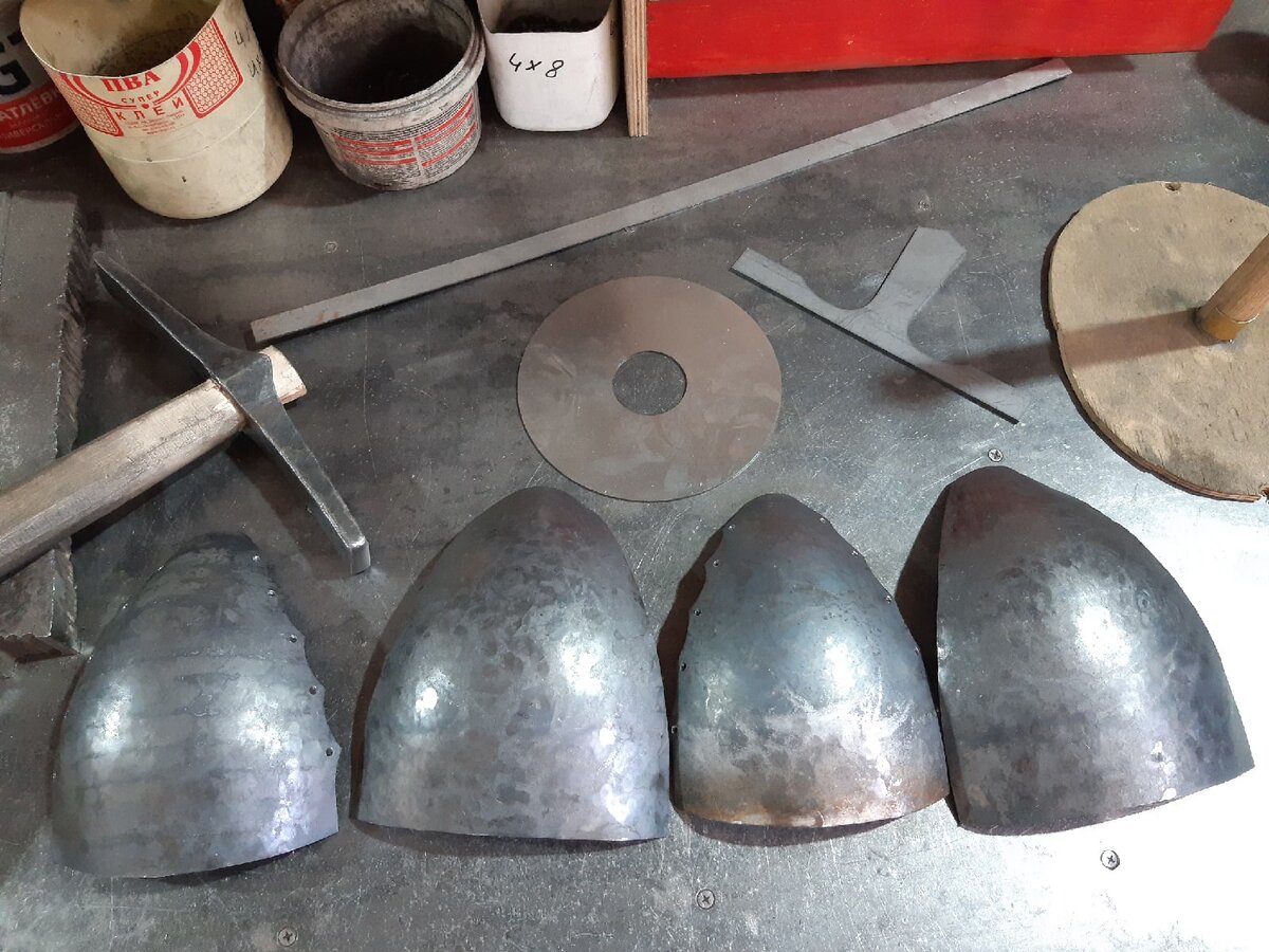 Те же самые заготовки после "выколотки" - обработке на прессе и ручной доводки.