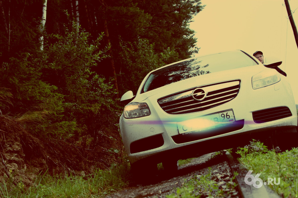 Мы, на удивление, проходим. Но ландшафт переменчив и местами машина все-таки задевает днищем рельсы. По опыту наших гидов, по этой трассе точно не проедут легковые серии Audi и Mercedes.