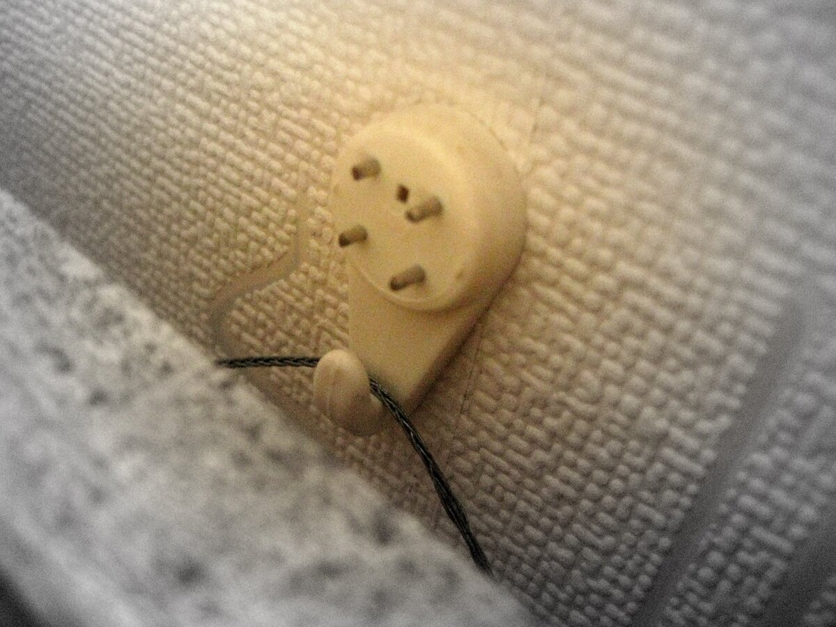 Повесить вышитую картину на стену. Несколько способов, как справится без дрели