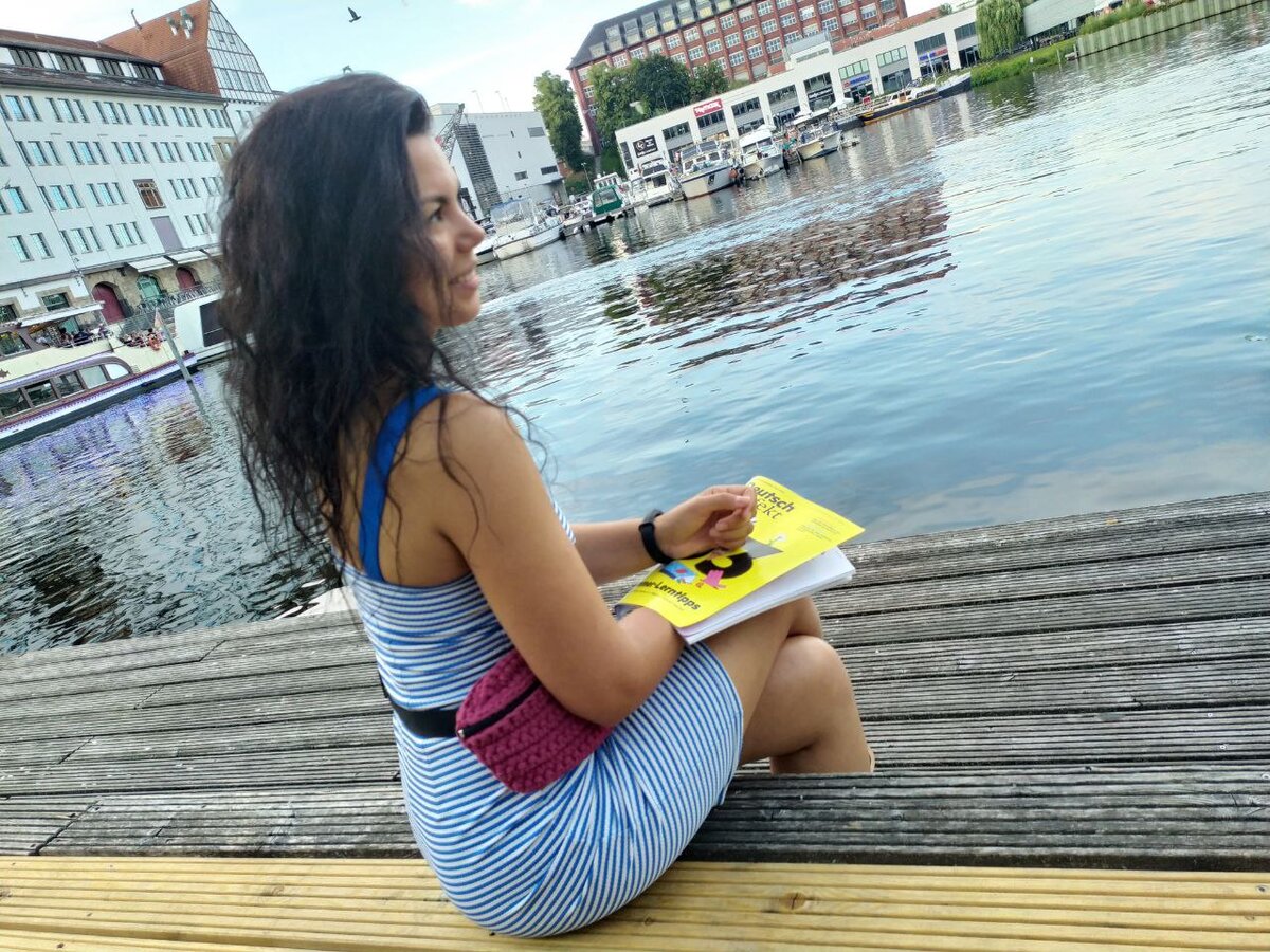 моя школа была в районе Темпельхоф, а это я  сижу, читаю журнал Deutsch Perfect, в темпельхофской гавани.