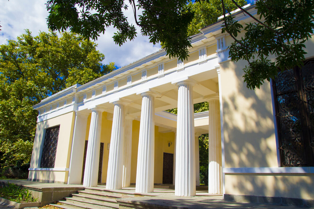 вид на чайный домик со стороны моря