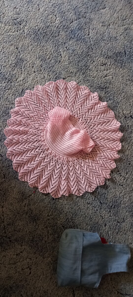 Это только половина платья. 