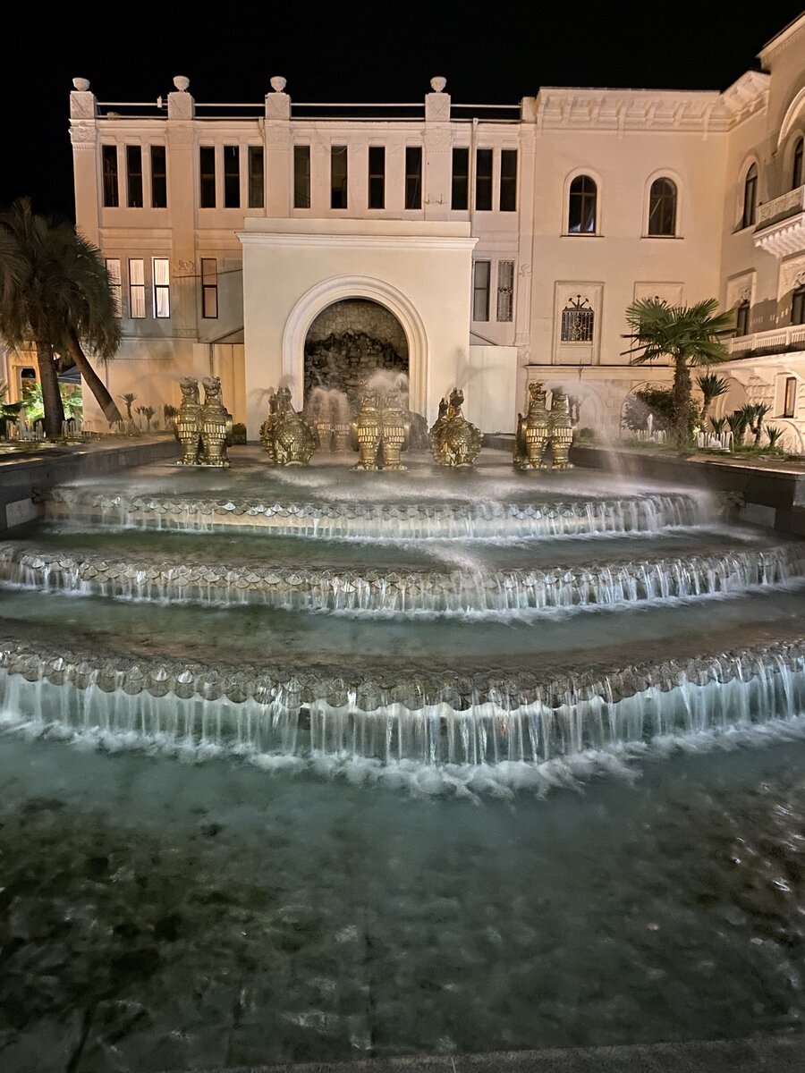 Драматический театр в Сухуме. Часть зданий выглядит очень хорошо, но тут же, через дом может быть полный провал. Фото автора.