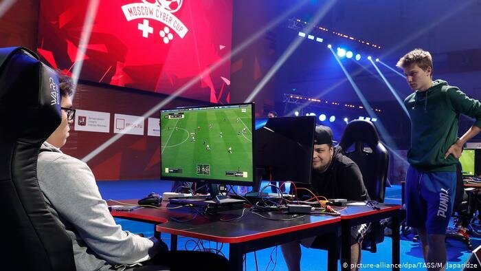 Игра на турнире по "FIFA"