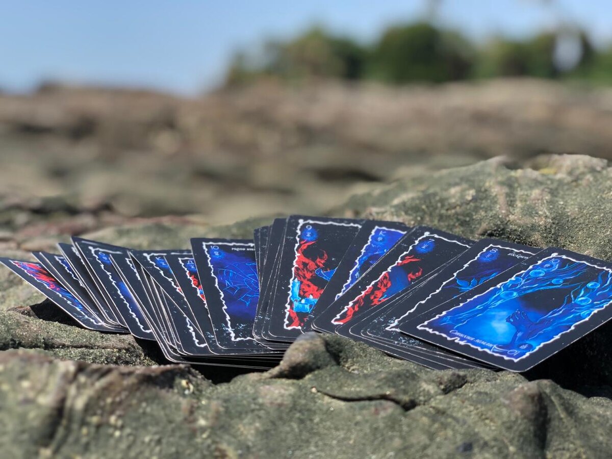 Авторская колода Светланы Леймах «Пять Стихий». Сила энергии Стихий - это Вселенская сила созидания и разрушения. Это вибрации жизни от самых низких, разрушающих, до самых высоких, созидающих. Колода «Пять Стихий» - это Инструмент, полученный через работу со Стихией эфир, в медитативном состоянии. Через колоду Маг получает сонастройку со Стихиями и может совершенно безопасно для себя использовать могущественную силу энергии Стихийной Магии.