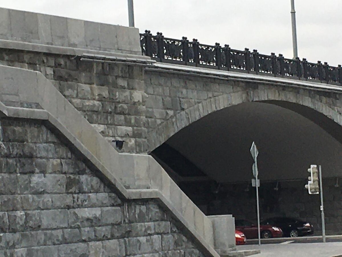 8.Ступеньки, по которым мы поднимемся на мост (фото автора).