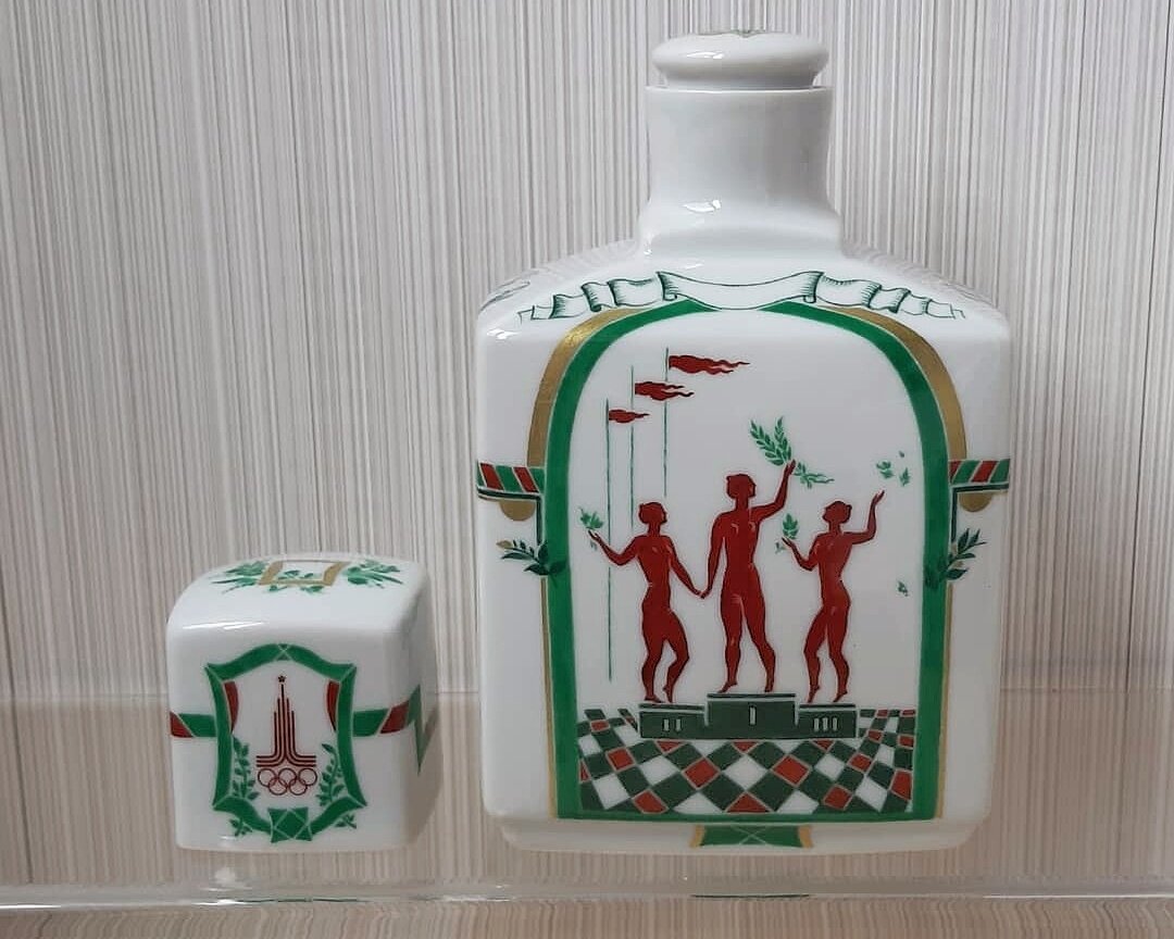 Чайница Победители, автор формы А. А. Лепорская, автор росписи Н.Л. Петрова, высота 15 см. фото @farfursmos