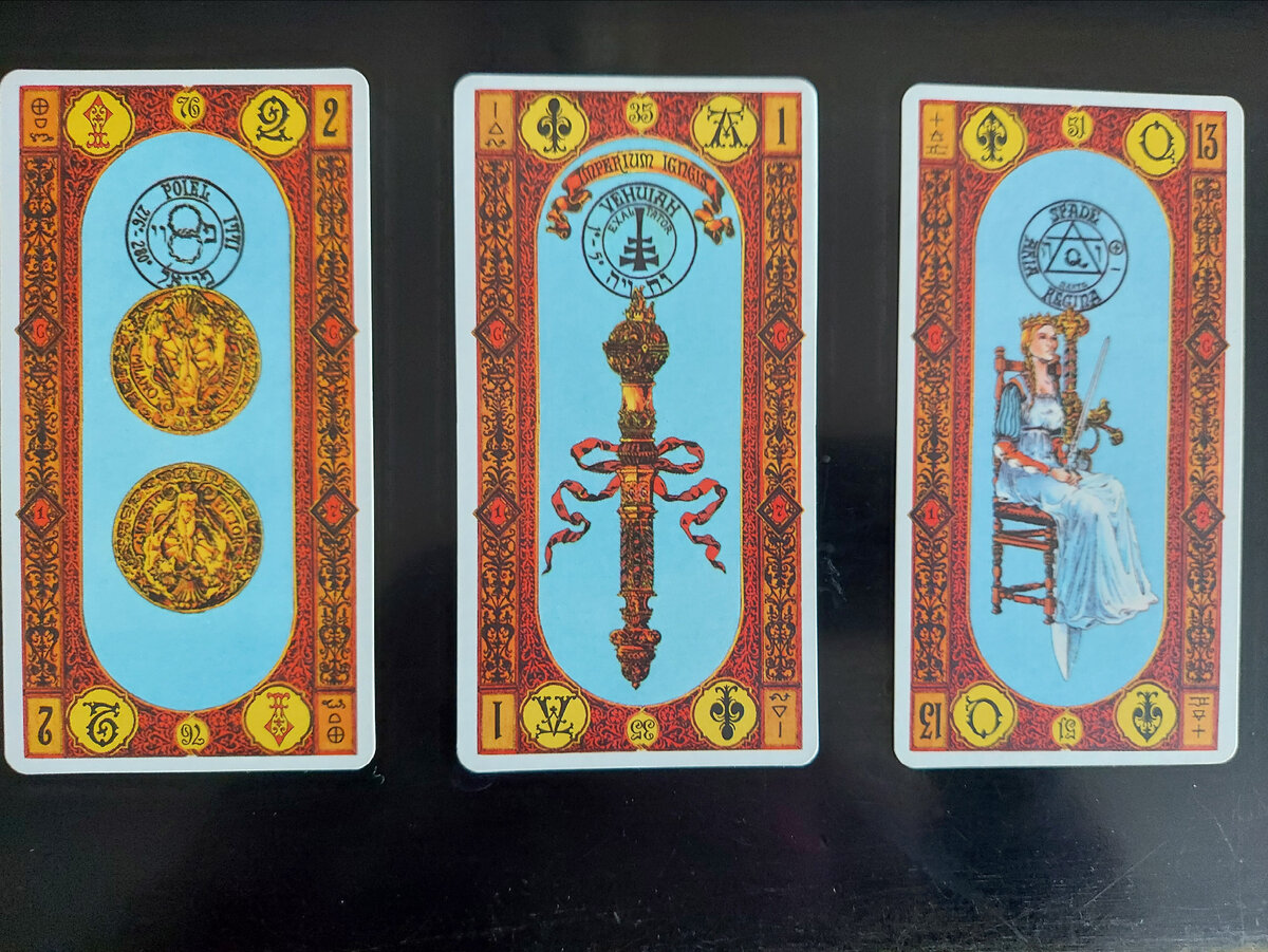 Фото автора. Карты таро "Золотые ступени" 