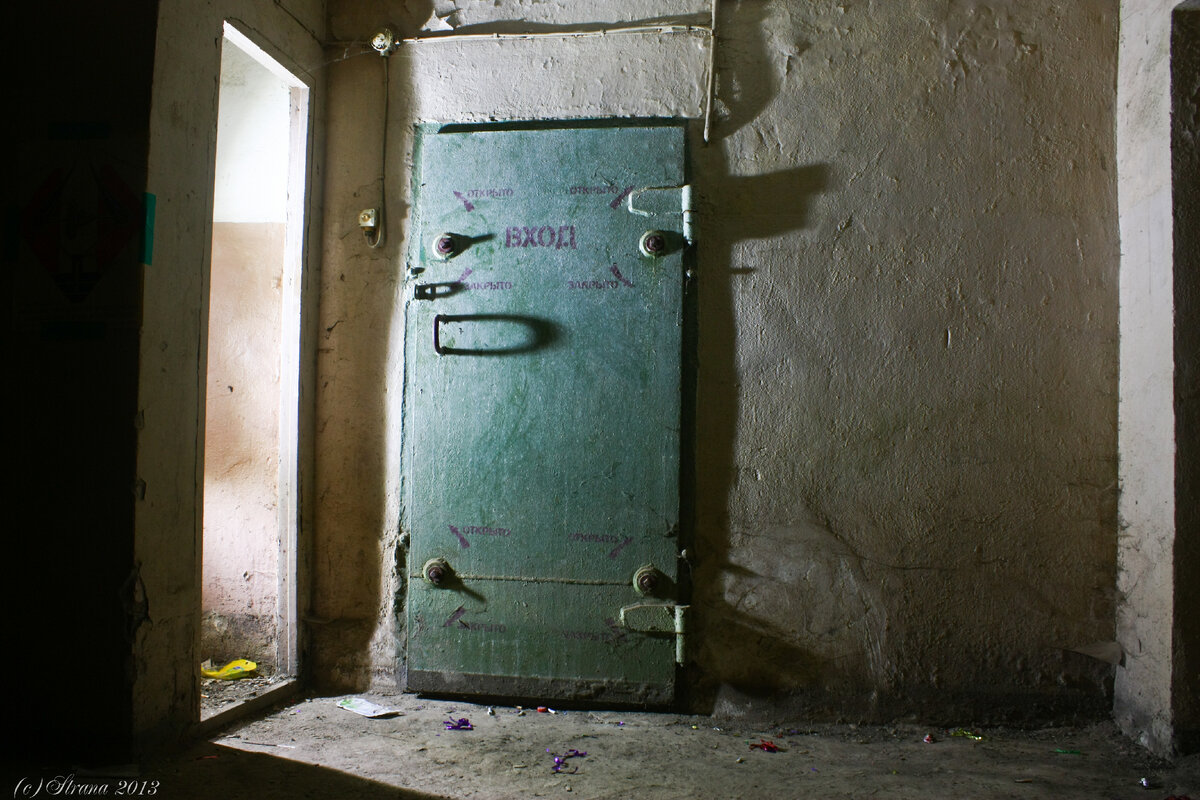 Начинается наш подземный дом с гермодверей, которые закрываются на 4 точки