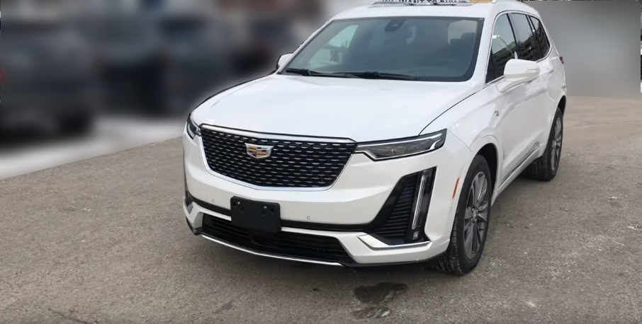 Передняя часть кузова у Cadillac XT6 2021 года, вид с права сверху.