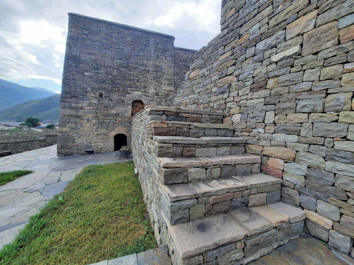 Тысячилетний замковый комплекс Пхакоч в Аргунском ущелье Чечни ...