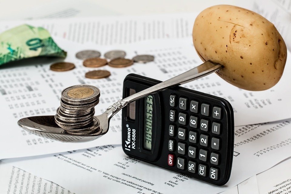 Источник: https://cdn.pixabay.com/photo/2015/10/31/08/50/coins-1015125_960_720.jpg
