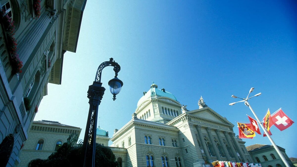  Берн имеет статус «города федерального значения» (Bundesstadt), то есть места расположения федеральных органов исполнительной и законодательной власти (Bundessitz). Столицей он не является.