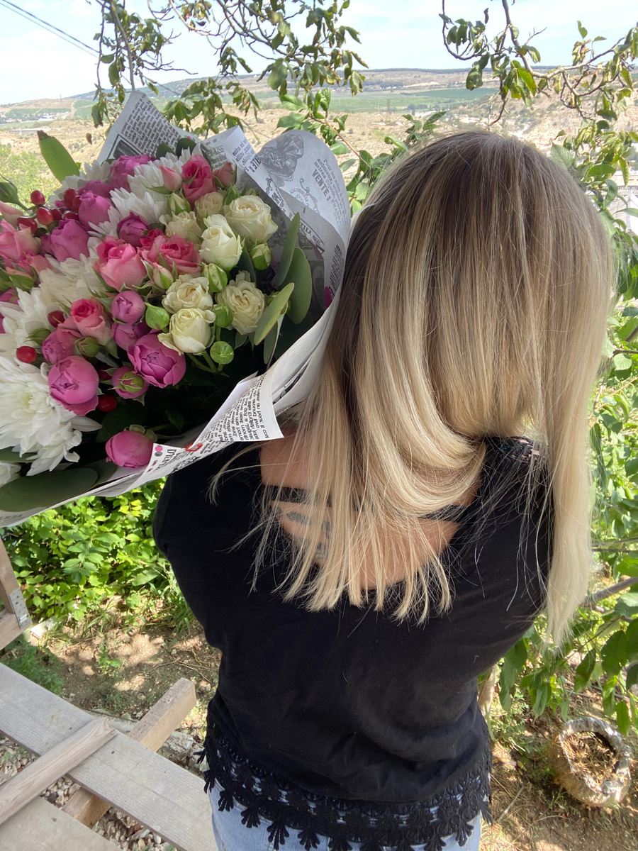 Это означает ещё живи осознанно. Как часто мы живём на автомате и воспринимаем события как само собой разумеющееся? ⠀
Мы забыли о ценности момента. Только один момент, это то что у нас есть. И прожив его, он больше не повторится. Что это за моменты такие? Да всё просто! От самых незаметных таких как: пьём чай, загораем, идём, улыбаемся, убираемся. До прикосновений к другому, общению, свиданий, рабочих процессов и т.д.
⠀
✨Но с чего начать осознанную жизнь?
⠀
Попробуйте начать несколько раз в день останавливаться и спрашивать: а я сейчас делаю что хочу? А я нахожусь там где хочу?
Так же попробуйте медитацию с чашкой: во время того, как будете пить свой любимый напиток остановитесь. Почувствуйте как пальцы касаются кружки, вдохните аромат напитка и представьте как он растекается по всему телу, сделайте глоток и ощутите как он мягко начинает течь внутри по телу. И после мысленно поблагодарите тех, кто приготовил его для Вас или собрал (например чай).
⠀
✨Почему мы не осознанны?
⠀
Большую часть жизни мы проживаем из состояния сна. И проживаем события через определеную программу, сформированную в детстве через стимул-реакция (нейронные связи). Допустим: нас ругают за что-то, мы плачем, критикуют мы злимся и т.д. И выходит, что мы проживаем жизнь по прописанному маршруту как машина: мы встретили одну ситуация, одна реакция (маршрут); встретили другую ситуацию и у нас другая реакция (маршрут). То есть мозг получает сигнал: стимул со стороны и готовая реакция (маршрут), которой мы реагируем.
⠀
Так же и с приятными эмоциями, мы проживаем их не осознанно.
⠀
✨Осознанность - это когда мы видим себя со стороны, осознаём свои реакции и можем управлять ими. И когда мы начинаем видеть это, мы осознаём что проживаем, что чувствуем. Можно сказать, что мы наблюдаем за собой со стороны. И это даёт возможность осознанного выбора. Когда я вижу свою готовую программу (маршрут), но выбираю по-другому. 
⠀
