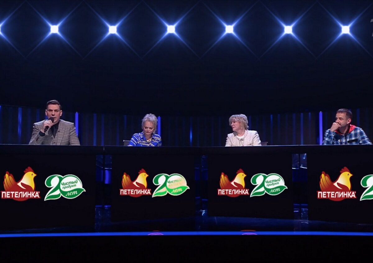 Жюри вещают из курятника "Петелинка"