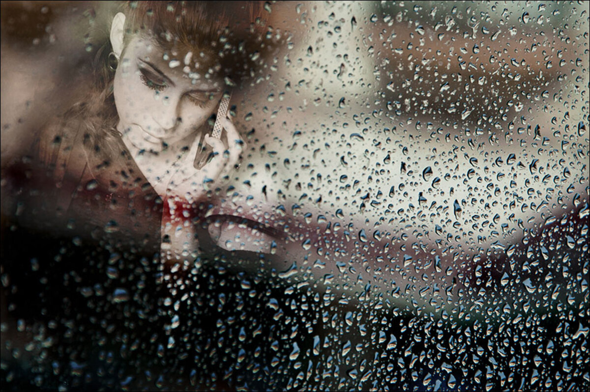 Каплями дождя смывает след. Девушка за мокрым стеклом. Дождь плачет. Дождь за окном. Женщина у окна дождь.