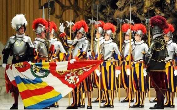 Цвета формы — это родовые цвета семейства Медичи, к которому принадлежал Папа Климент VII.