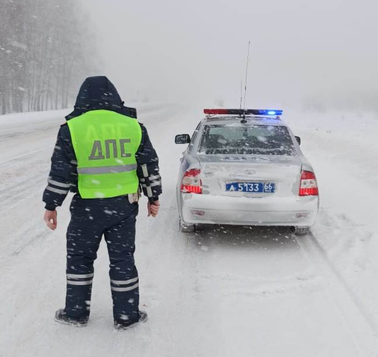 занесенная снегом разметка. зимняя разметка. впереди камера на разметку. снег разметка дорожная. двойная сплошная под снегом.