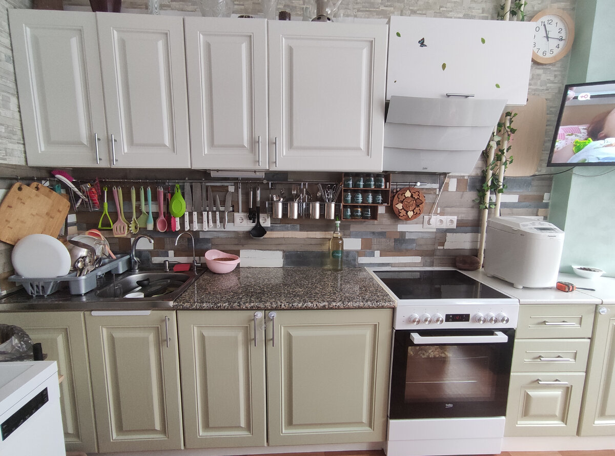 "Рабочий треугольник" слева, а ближайшие выдвижные ящики справа. Да-да, разнится дизайн, но мы ещё на стадии ремонта. 