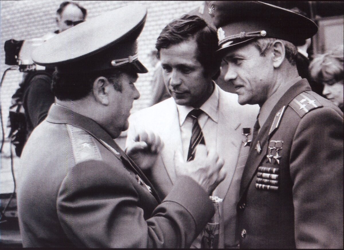 П.Р. Попович напутствует перед вылетом на Байконур (слева направо П.Р. Попович, В.П. Савиных и В.А. Джанибеков, фото и подпись из книги В.П. Савиных «Салют-7». Записки с «мертвой» станции»)