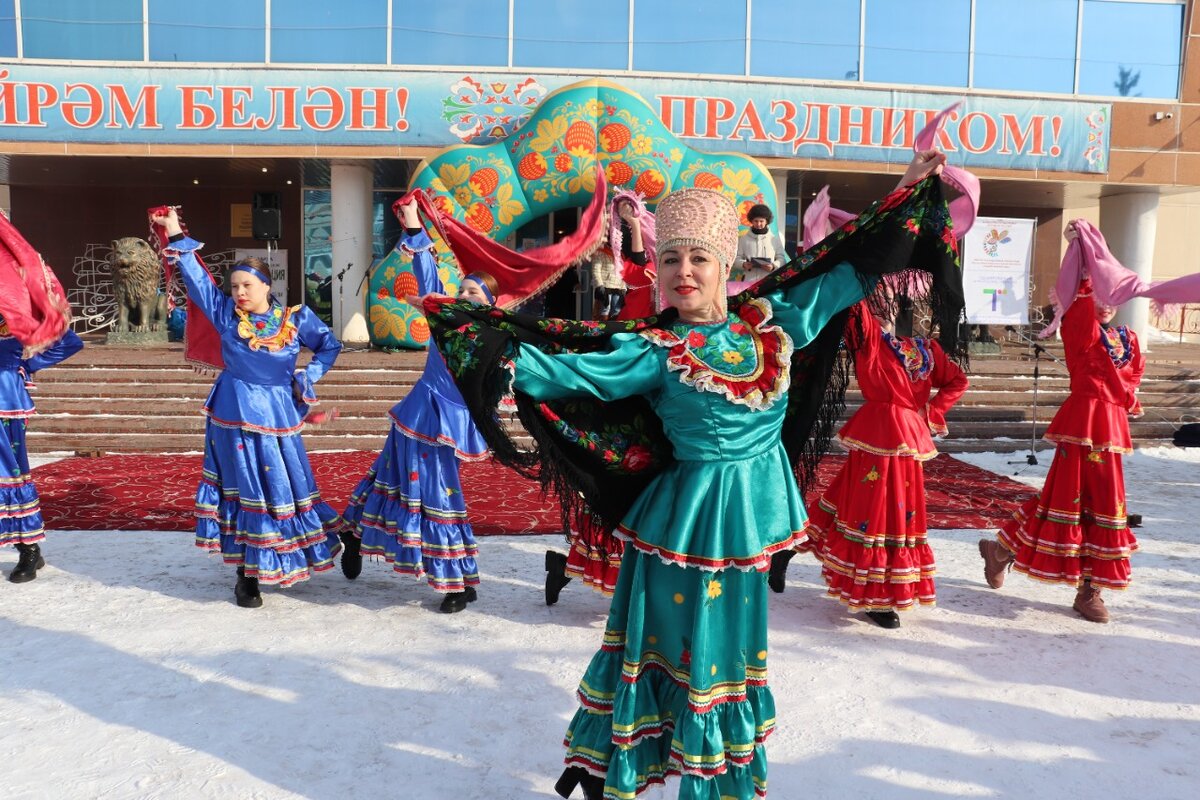 Сегодня на площади районно-городского Дворца культуры прошли веселые народные гуляния, посвященные древнему славянскому празднику – Масленице.