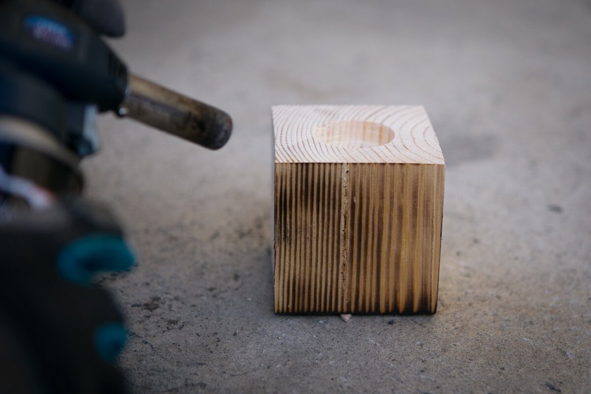 Обжигаем подсвечник с помощью газовой горелки