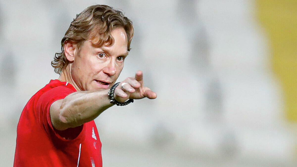 Главный тренер сборной России Валерий Карпин. Фото - Михаил Шапаев / РФС.