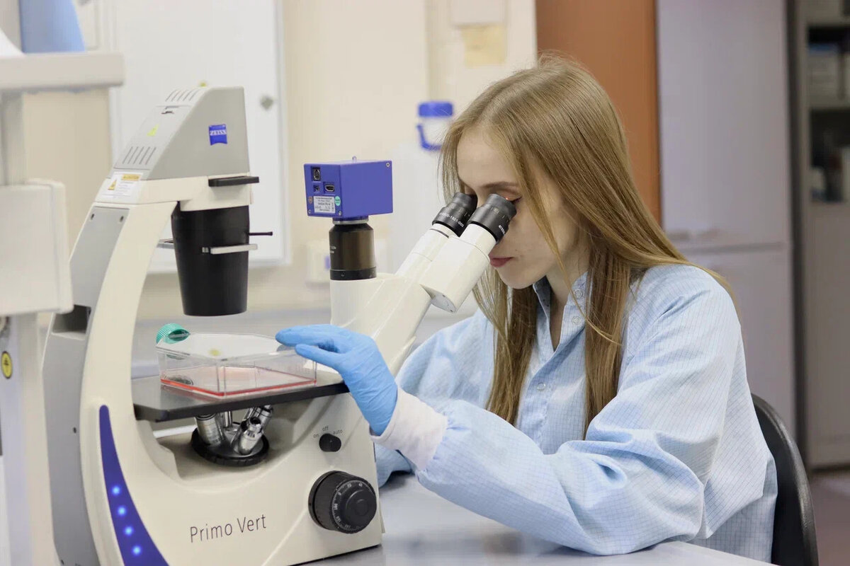 На фото: доцент Института фундаментальной медицины и биологии КФУ Валерия Соловьева изучает состав нового лекарства