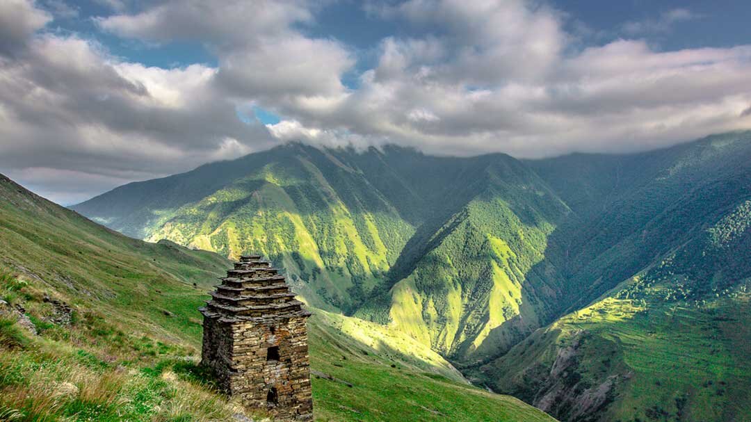Только забравшись в горы Кавказа на машине, можно увидеть такой пейзаж своими глазами