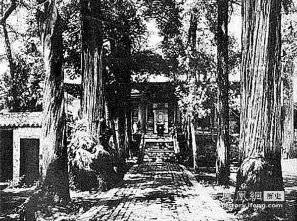 Зал Махавира (大雄宝殿 Dàxióng Bǎodiàn) храма Шаолинь в 1920-х годах.