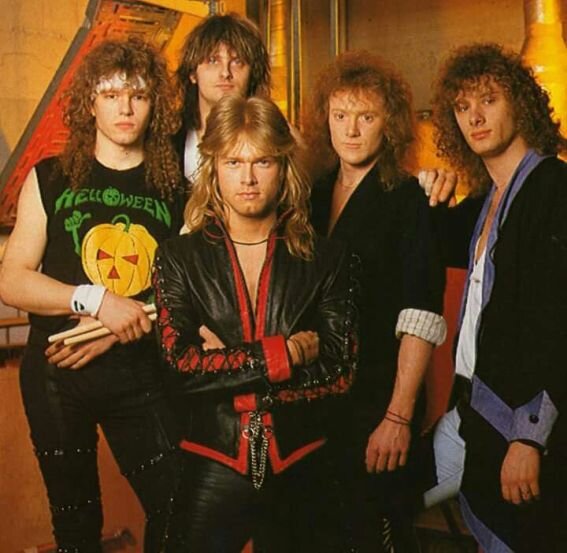 "Золотой состав" Helloween, 1987-1988 гг., слева направо - барабанщик Ingo Schwichtenberg, лидер-гитарист Michael Weikath, ниже него - вокалист Michael Kiske, лидер-гитарист Kai Hansen, бас-гитарист Markus Grosskopf