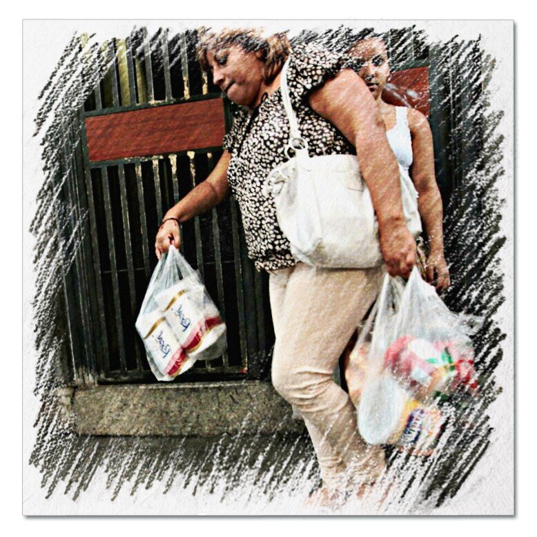 Женщина всё может вытянуть, дотянуть. Пока жива...