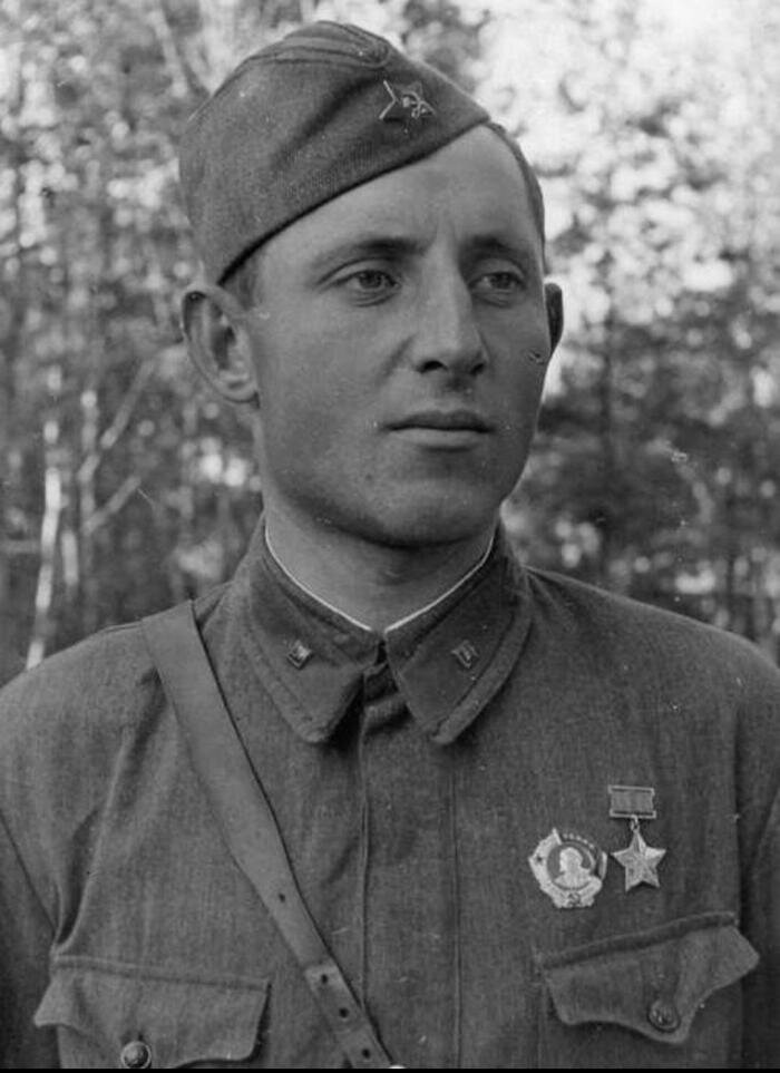 Иван Павлович Середа. Источник фото: https://aperturescience.ru/threads/sovetskij-soldat-kinulsja-s-toporom-na-nemeckij-tank-fashistam-nichego-ne-ostavalos-kak-sdatsja-v-plen.794273/