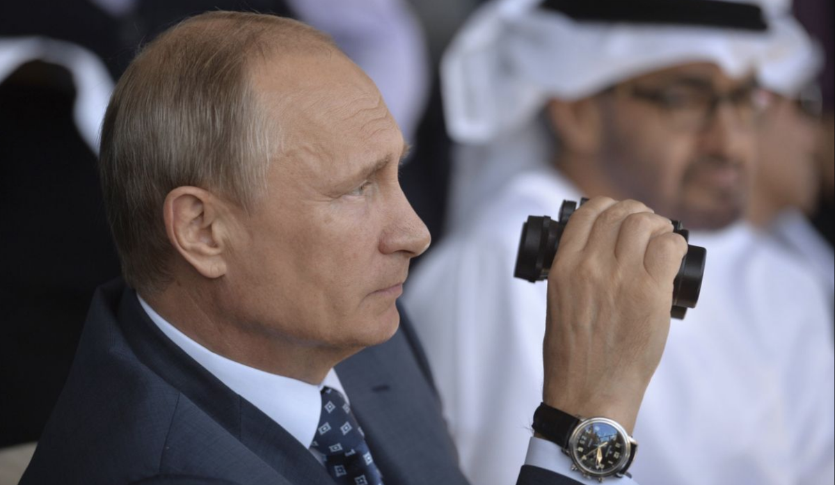 Лидер России носит часы исключительно на правой руке