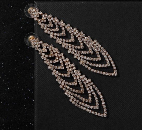 Яркие и длинные серьги-каскады со стразами