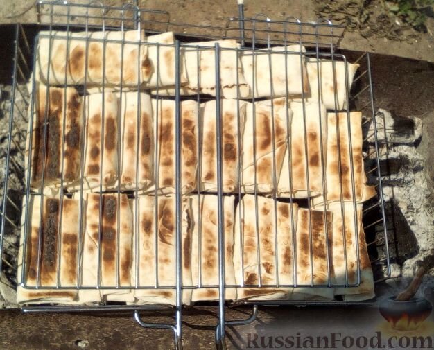 лаваш, сыр сулугуни, масло сливочное, зелень, перец красный молотый