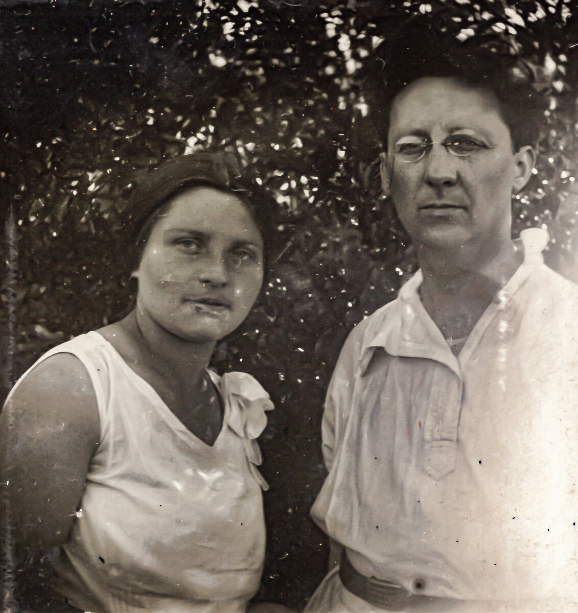  химики, работающие на Победу (она - изобретение витамина  против цинги, он - работа с переработкой Бакинской нефти для нужд фронта)