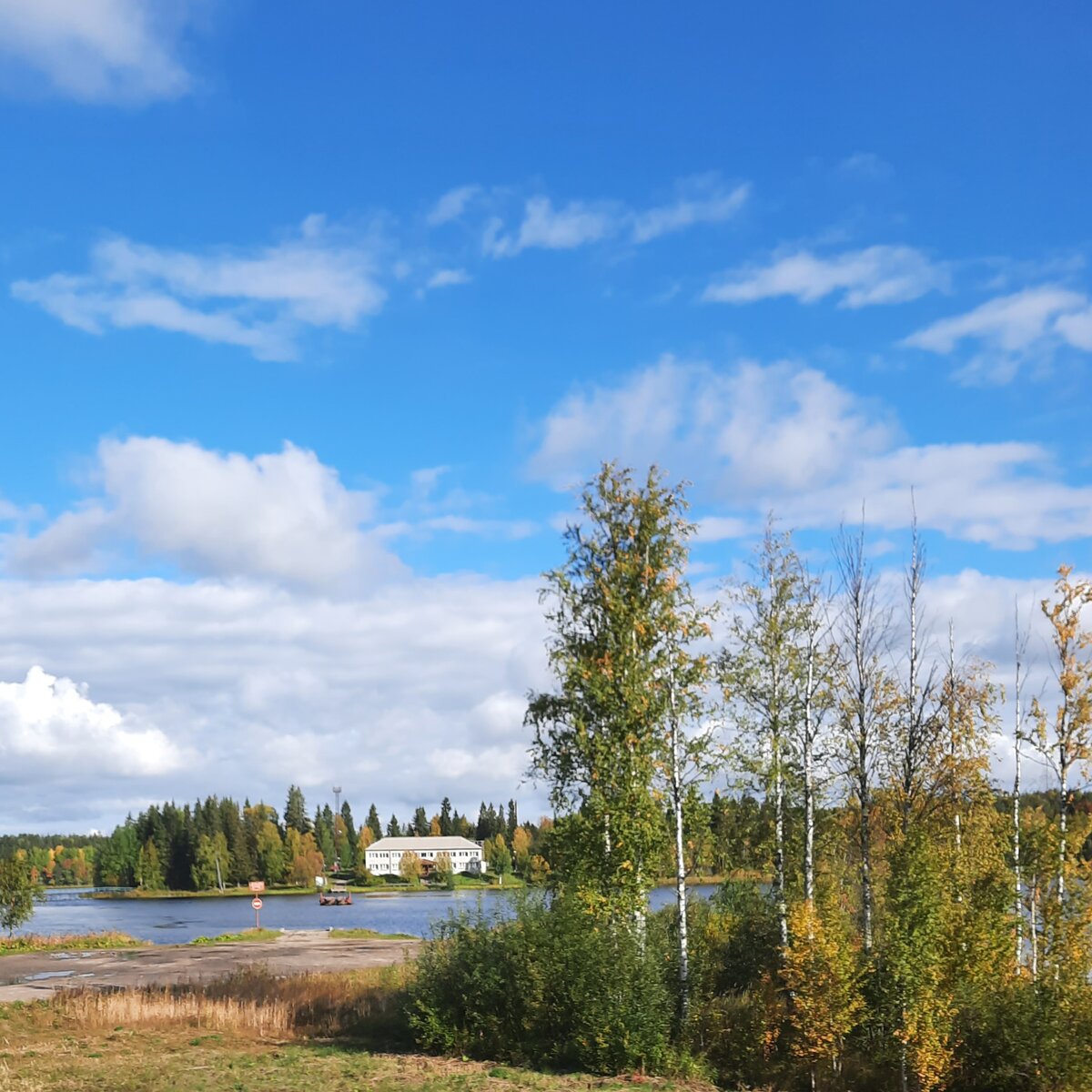 Озеро по трассе М8. База отдыха.