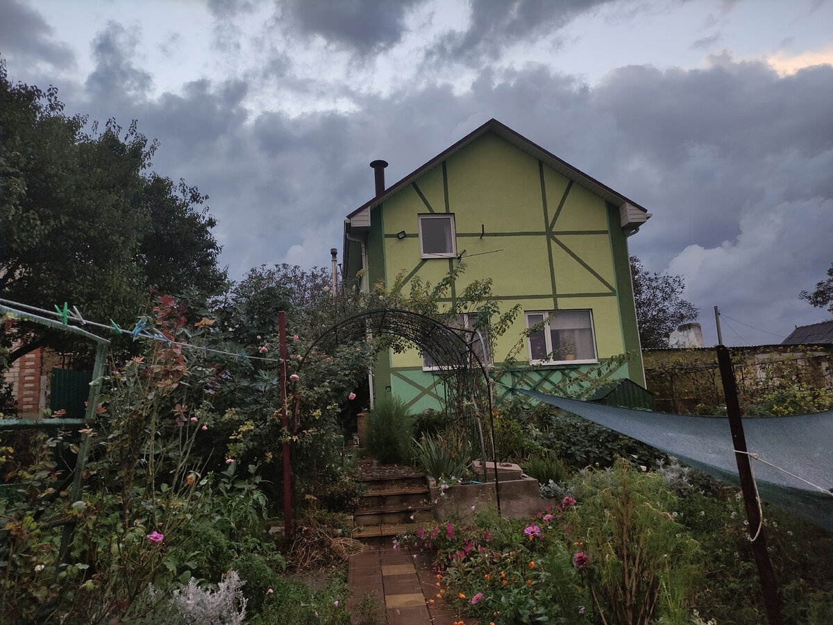 Дом мы достроили. Хотя каждый год что - нибудь ещё строим)) 