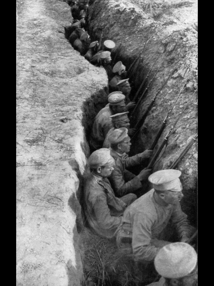 Окоп с советскими пехотинцами времен ВОВ. 