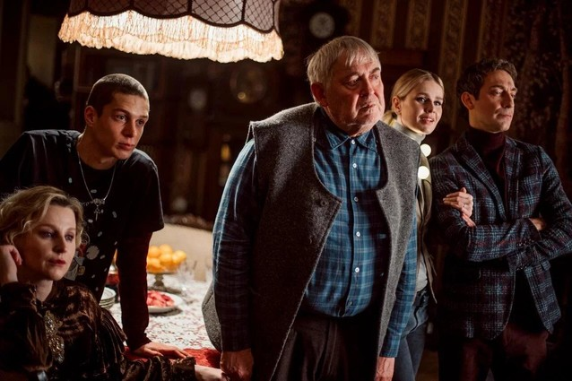 Интересный факт: для этого сериала реквизиторы подготовили пять видов бутафорской крови. Первая — не оставляла следов на паркете и других поверхностях. Вторая лучше всего держалась на коже. Третья — для костюмов. Четвертая и пятая — чтобы ее пить в кадре.