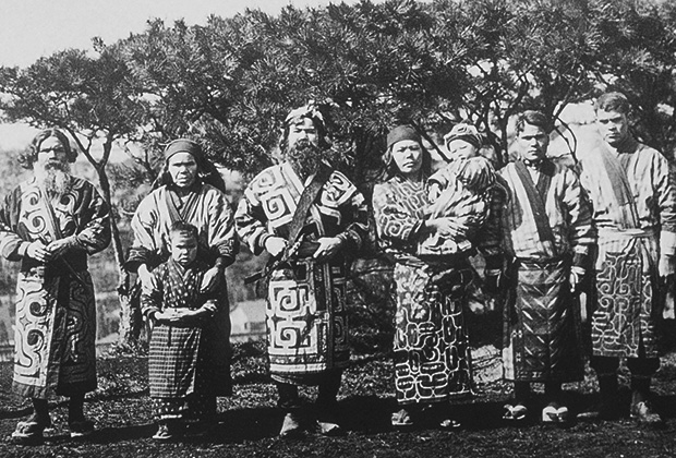 Группа айнов в традиционных костюмах, 1904 год. Фото: Wikipedia.