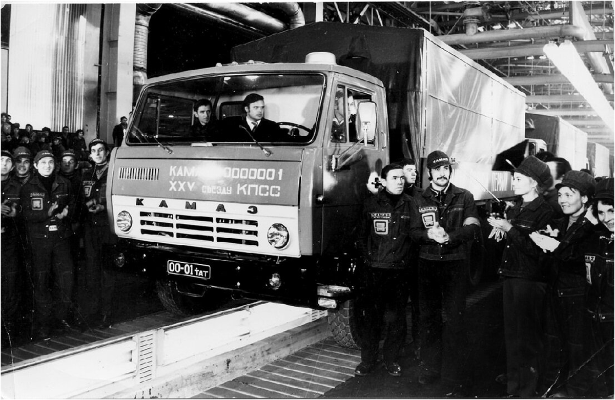 Первый автомобильный завод в ссср. КАМАЗ 5320 первый КАМАЗ. КАМАЗ 5320 первый 1976 год. КАМАЗ завод 1969. Завод КАМАЗ 1976.