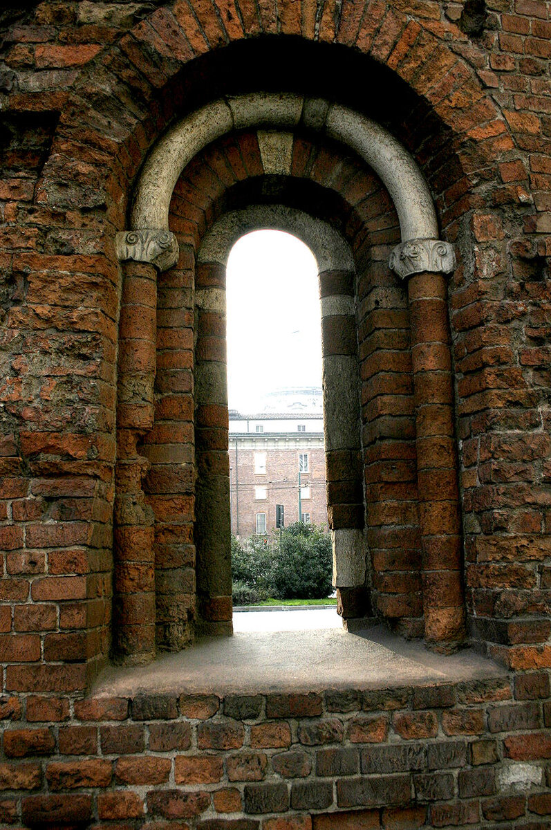 Монофора, на Пьяцца Джузеппе Миссури, Милан